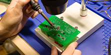 Il  Mondo delle Schede Elettroniche: L'Arte dell'Assemblaggio e della Saldatura